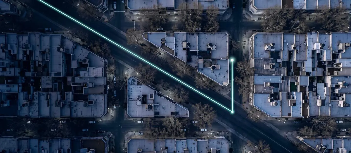 Vista aérea de manzanas urbanas recorridas por un trazo de luz